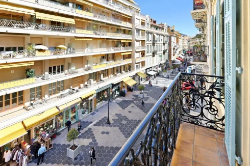 Front Balcony view onto Rue de France