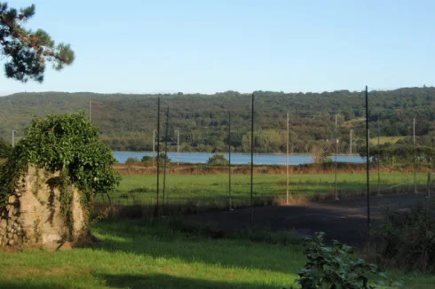 tennis court with views on Elorn River