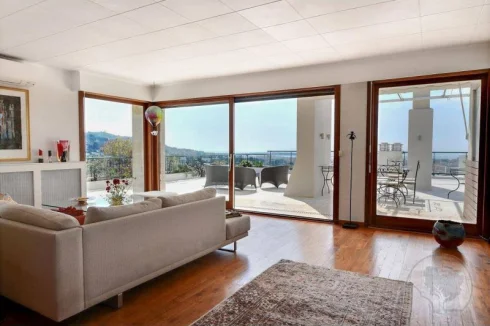 Renovated penthouse with panoramic sea view for sale in Le Cannet